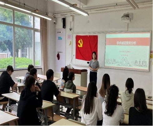 一群人在厨房里工作

AI 生成的内容可能不正确。